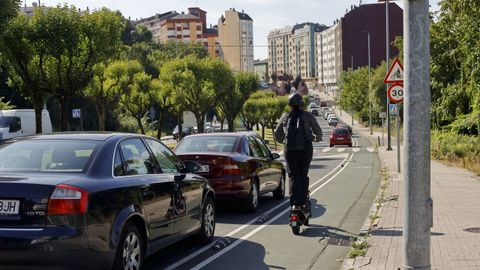 Una mujer circulando en patinete el�ctrico por Lugo, en una imagen de finales de agosto. 
