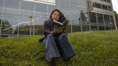 �ngela Garc�a, en el exterior de la Biblioteca P�blica �nxel Casal, que dirige desde hace dos meses