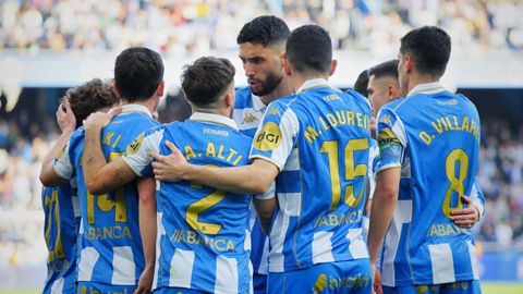 Los jugadores del Deportivo se abrazan durante el duelo ante el Eibar