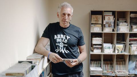 Fernando Calvo, exguitarrista de Los Suaves, posa entre montones de discos en Ourense.