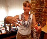 Montse Betanzos en su taller con alguna de las creaciones que realiza con su madre.