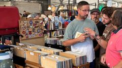 A la caza de los mejores discos en la feria celebrada en Nar�n.