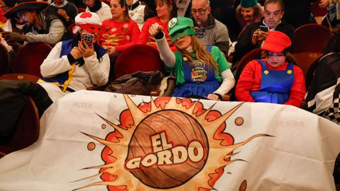 Asistentes al sorteo en el Teatro Real, en Madrid. 