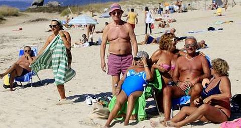 Las altas temperaturas animaron a los ba�istas a acudir a la playa; en la foto, la de Samil, en Vigo.