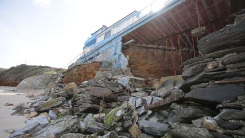 El mar causó un gran boquete en los cimientos del restaurante Moby Dick, en Barreiros