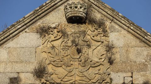 Escudo de la fachada de la iglesia de Santa Mara de Beade 