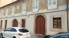La casa blasonada tras la instalacin de las molduras que tapan los cables