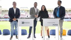 El vicepresidente de la Diputaci�n, Rafa Dom�nguez; el presidente provincial, Luis L�pez; la presidenta del Pontevedra, Lupe Murillo, y el consejero econ�mico del club, Enrique Mari�o