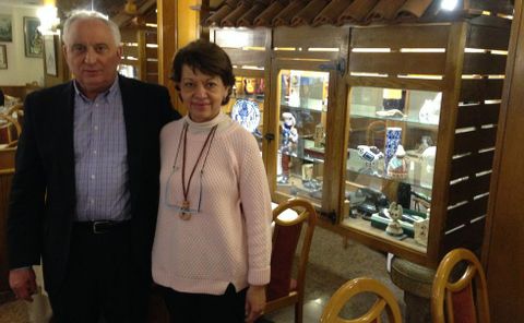 Arriba, Jos� Manuel Castro y su mujer, Marta Eugenia, en su restaurante Santiagui�o, cuya decoraci�n recoge la esencia gallega e incluye cuadros del pintor noi�s Alfonso Costa, del que Castro es amigo. Abajo, Jos� Manuel en sus primeros a�os en Barcelona, tocando el acorde�n en un conocido bar de la ciudad. 