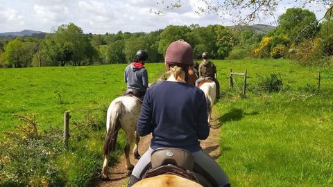 Las rutas a caballo por la finca y los alrededores son una de las propuestas de la granja