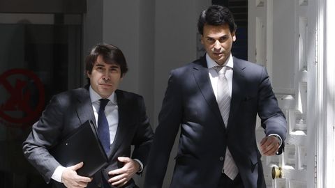 Alberto González Amador (a la derecha de la imagen), a su salida del Tribunal Supremo