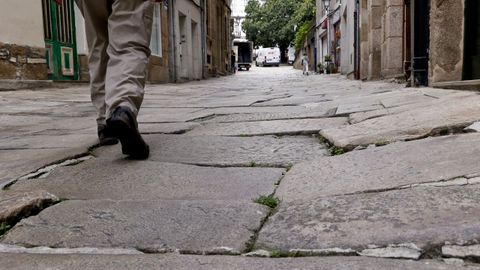 Estado en el que se encuentra el enlosado de la calle Damas, en la Cidade Vella de A Corua