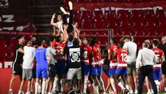 Los futbolistas del Granada mantean al t�cnico Diego Mart�nez