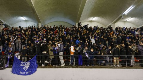 La grada de O Couto celebrando la victoria del Ourense CF ante el Girona FC
