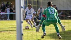 Yago Insua encara la porter�a del Viveiro en el �ltimo partido disputado en Barra�a, que se sald� con victoria local.