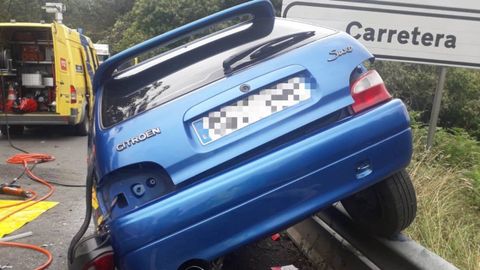 Uno de los turismos accidentados en Castropol