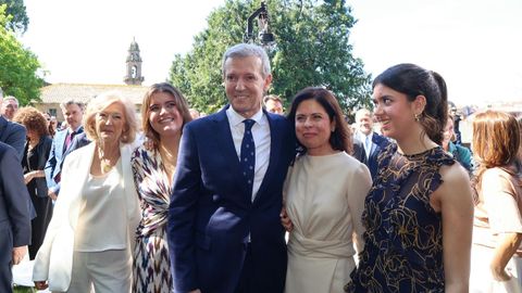 Alfonso Rueda con su familia: (de izquierda a derecha) su madre, Lola de Valenzuela Lpez-Montenegro; sus hijas Marta y Beatriz; y su mujer, Marta Coloret (de blanco, a su lado)