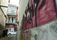 Deterioro y pintadas conviven en el barrio. 