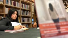Mar&iacute;a Timiraos firma ejemplares de su libro, en la presentaci&oacute;n de la biblioteca de Ortigueira