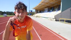 Pablo V�zquez posando con la medalla de campe�n