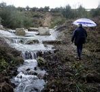 La lluvia inund� varias veces fincas el pasado invierno. 