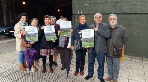 Vecinos de Ciudad Naranco frente a uno de los accesos al barrio.Vecinos de Ciudad Naranco frente a uno de los accesos al barrio