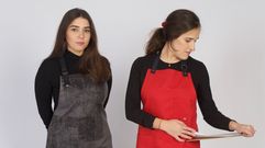 Luc�a, junto a una modelo, luciendo dos de los dise�os de su colecci�n