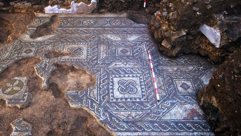 Parte del mosaico recuperado en la casa romana de La Estaca donde se observa el tamao comparado con un jaln rojo y blanco de un metro