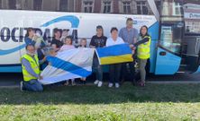 Voluntarios del Banco de Alimentos R�as Altas con las cuatro mujeres y los ni�os que regresan a Ucrania