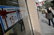 En tiendas como esta de Ribeira se ofrecen cheques regalo bonificando el 15% de la compra. 