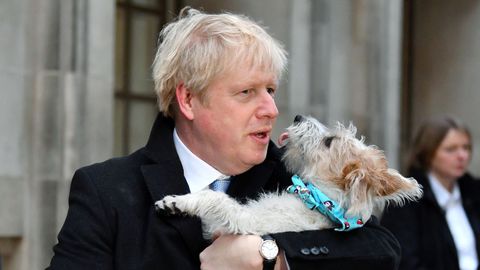 Boris Johnson, con su perro Dilyn en brazos, en una imagen de archivo