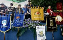 Las cofrad�as desplegaron sus estandartes en los actos del Cap�tulo do Albari�o . 