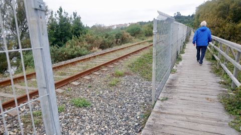 Zona ya sin valla de separacin entre la va del tren y la pasarela
