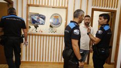 El oficial Agust�n Pontevedra, primero por la derecha y junto al alcalde, Samuel Lago