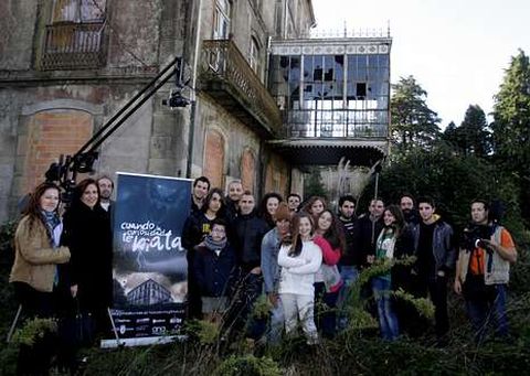 El equipo de �Cuando la curiosidad te mata�, ayer ante la casona que le servir� de escenario.