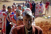 Un grupo de masais hacen cola para votar.