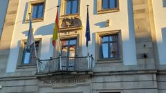 Escudo franquista en la fachada de la Audiencia Provincial de Pontevedra