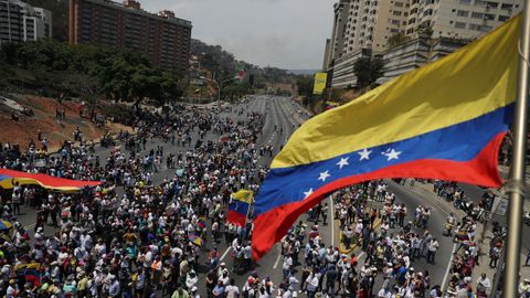 Cientos de manifestantes se han ido sumando a las manifestaciones convocadas en Caracas y en otros puntos del pa�s