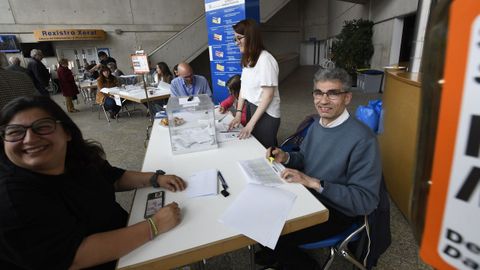 Carlos Lpez, junto con la intrprete de signos Luisa Lombardero y sus compaeros de mesa electoral