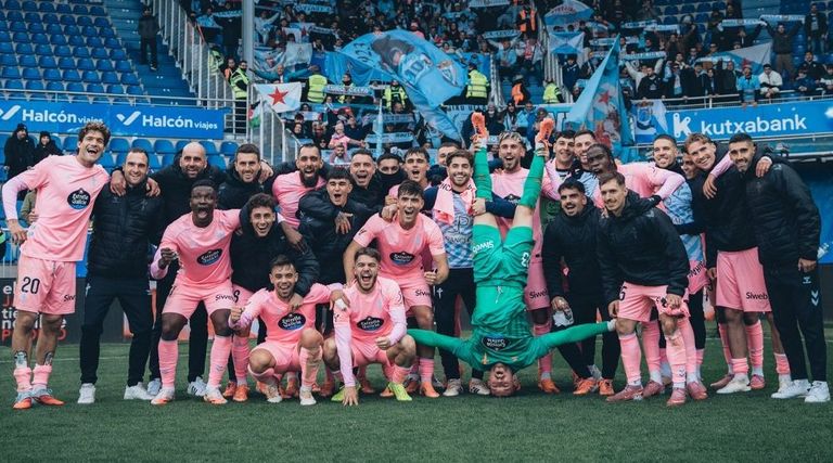 Los futbolistas del Celta, celebrando el triunfo ante el Alavs con Radu cabeza abajo.
