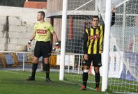 Javi S�nchez, a la izquierda, en un encuentro de la pasada temporada con el Ribadumia. 