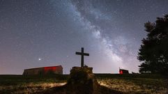 Cielo nocturno lleno de estrellas sobre la cima del monte Faro, en Chantada