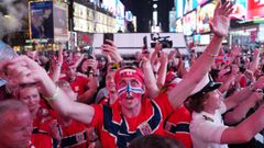 Seguidores de la selecci�n de f�tbol de Noruega, en la calles de Nueva York.