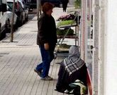 Una mendiga rumana pidiendo ayer en la entrada de un supermercado en el centro de Salvaterra.