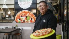 Héctor, con una de sus pizzas en El Cubano