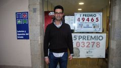 Jos Antonio de la Torre, en ua foto de archivo en la puerta de su administracin de loteras en Monforte