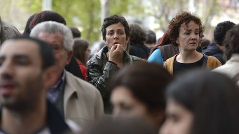 Los mossos d'esquadra estn tomando fotografas, huellas y recogiendo datos dentro del instituto y han comenzado a llamar a declarar a algunos de los alumnos que han presenciado el suceso.