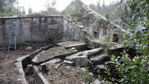 Monte de O Pindo.Canales de los dos molinos de la Casa da Bernarda