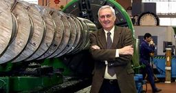 Garc�a, en el taller de Tuneureka, no ve m�s secreto que flexibilidad, formaci�n, control de gastos, reinversi�n... y hablar ingl�s.