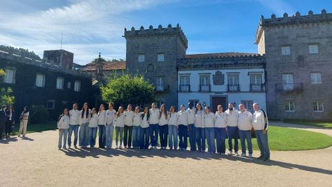 Las jugadoras y cuerpo t�cnico del Celta de baloncesto, posando ayer en su presentaci�n, en el Pazo Qui�ones de Le�n.